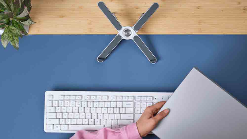 Pohled shora na stojan na notebook Trust Macy ležící na pracovním stole_03