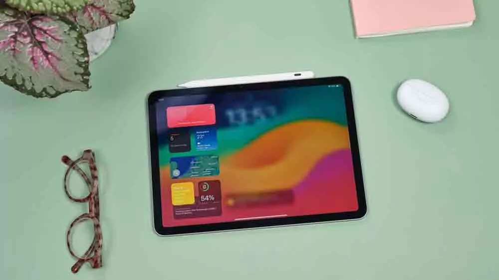 Stylus Trust Kyna Active uchytený na iPadu na stole_02