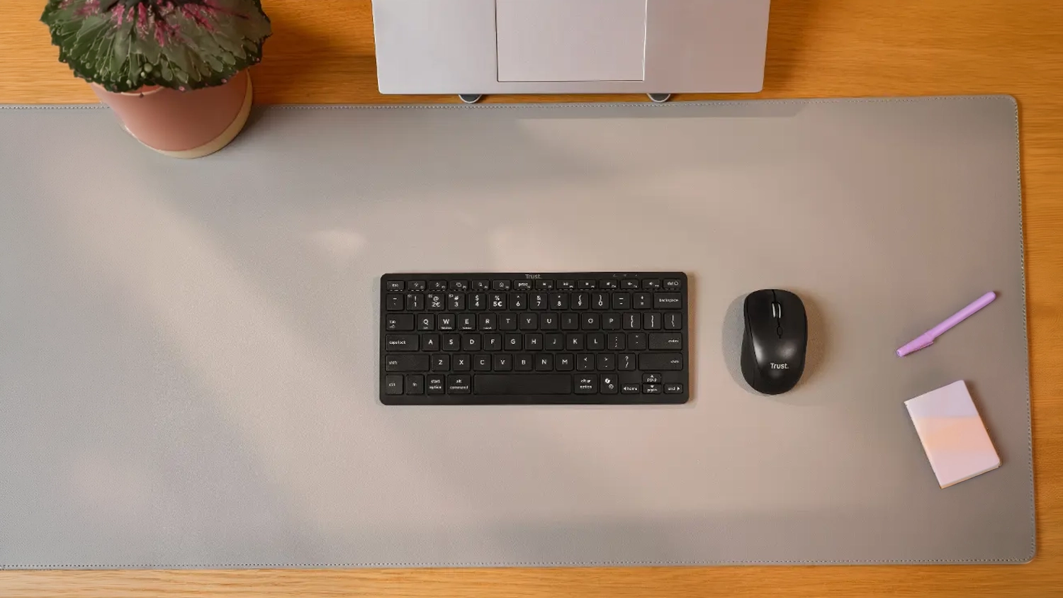 Klávesnica Trust Nado II Multi-device US čierna aj s myšou na stole