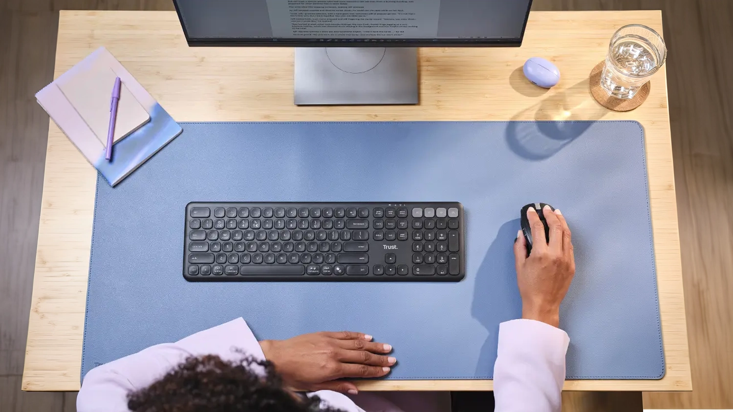 Žena pracuje na PC na klávesnici Trust Vaiya Multi-device