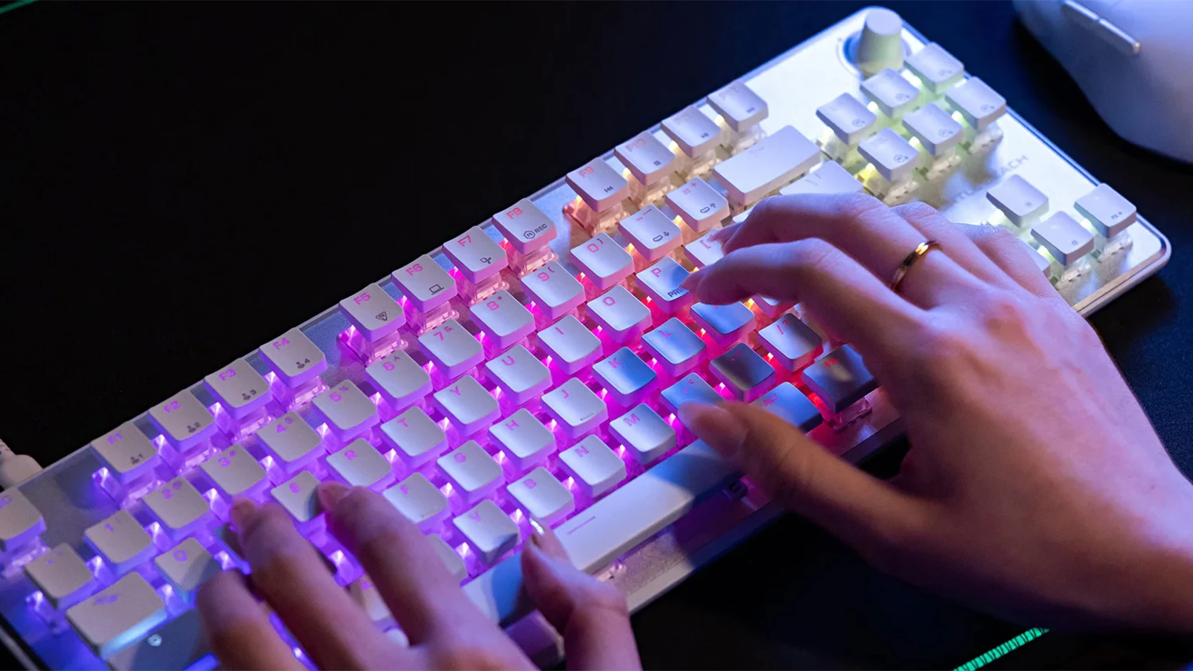 Ruce položené na Herní klávesnici Turtle Beach Vulcan II TKL Pro
