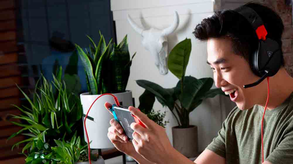 Muž s herními sluchátky Turtle Beach Recon 70 Blue Camo hraje na Nintendu_02