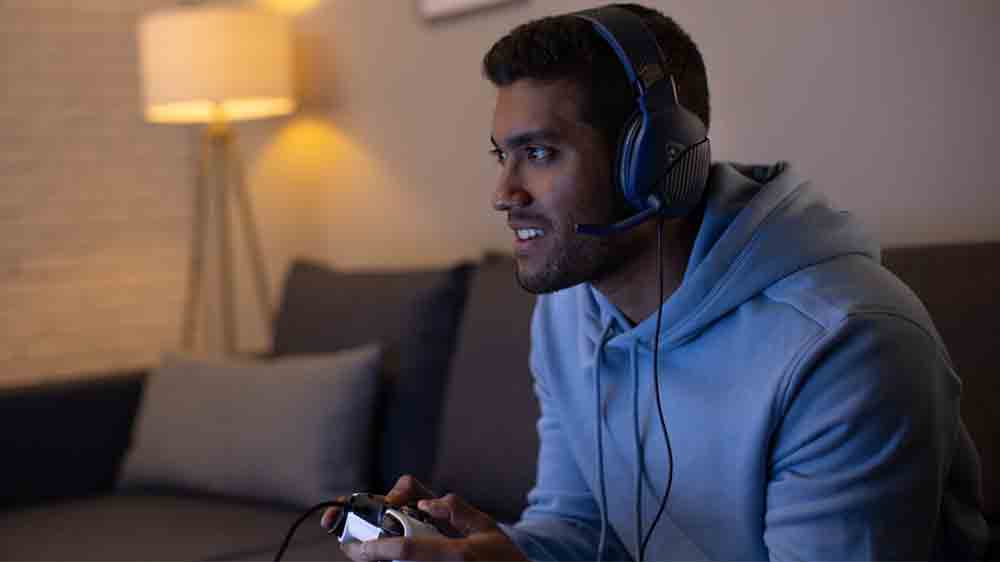 Muž hraje na konzoli s herními sluchátky Turtle Beach Recon 200 Gen 2_02