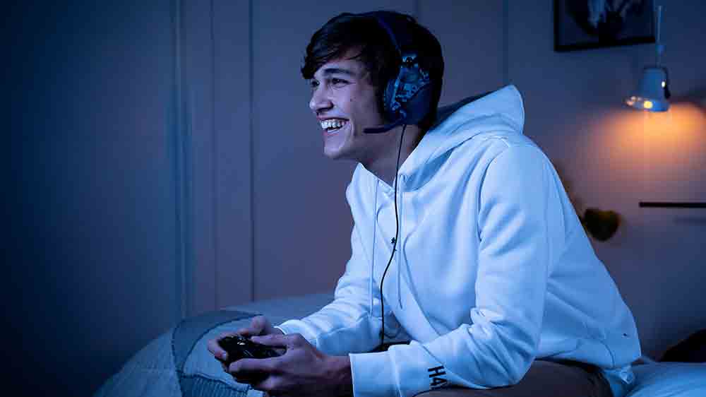 Kluk hraje s herními sluchátky Turtle Beach Recon 70 Blue Camo_02