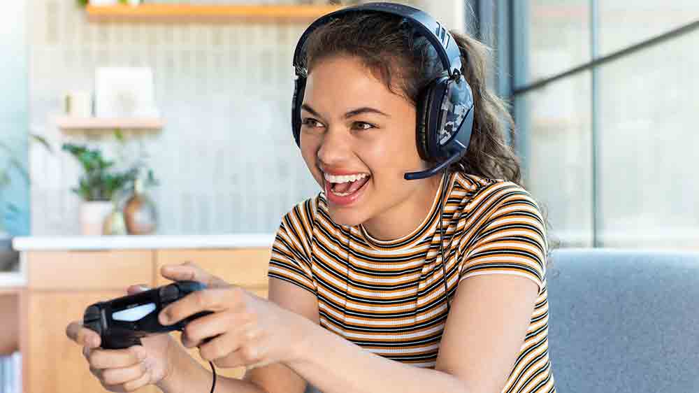 Dívka hraje s herními sluchátky Turtle Beach Recon 70 Blue Camo_03