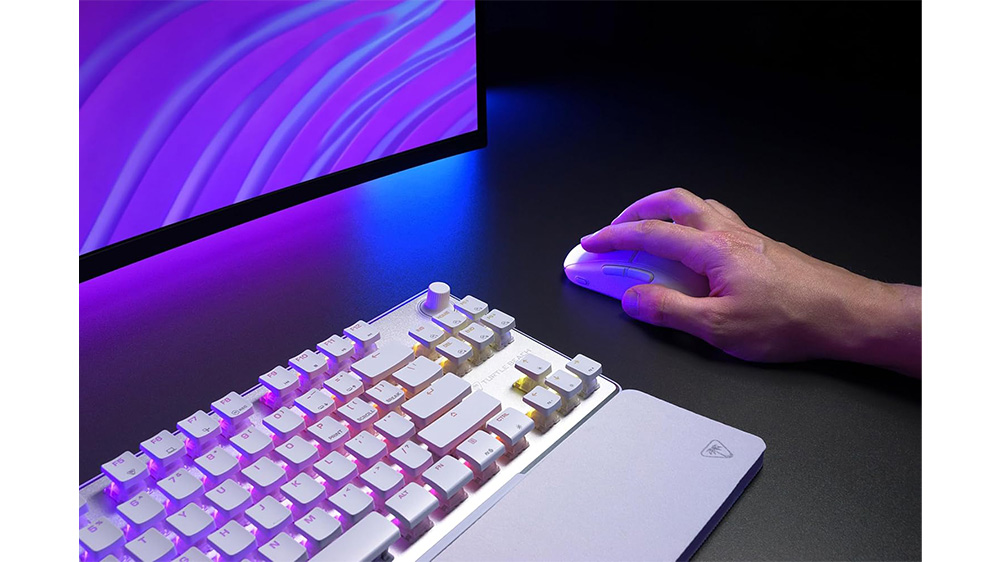 Herní myš Turtle Beach Burst II Air bílá při použití s klávesnicí a monitorem