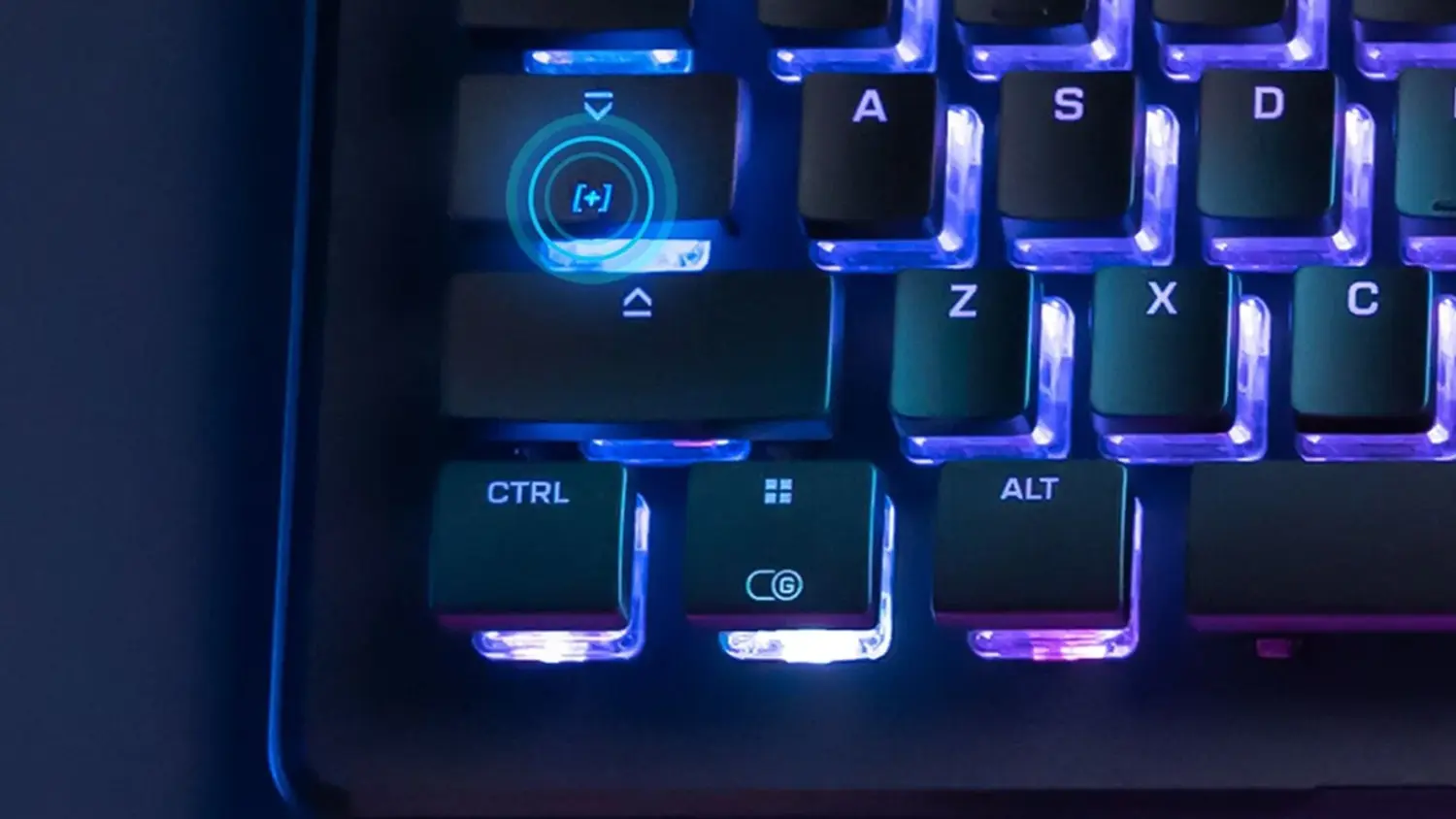 Herní klávesnice Turtle Beach Vulcan II Max s detailem na Smart klávesy a RGB podsvícení