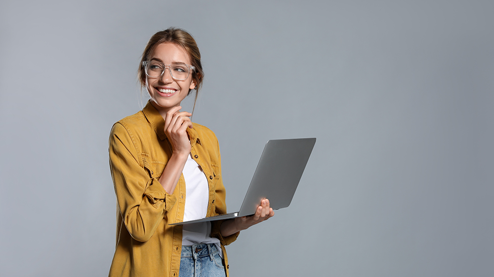 Macbook v obalu UAG Plyo Pro ležící na kameni _03