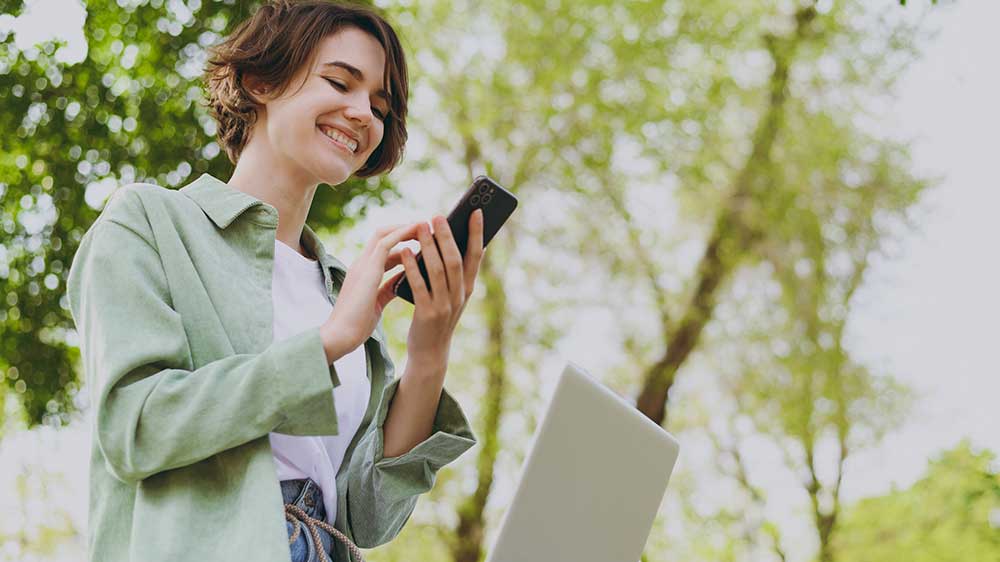 Volající muž, který pracuje venku na terase_03