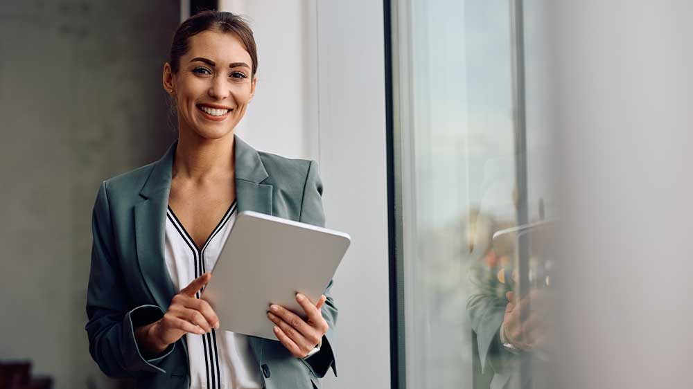 Manažerka se svým tabletem u okna_04