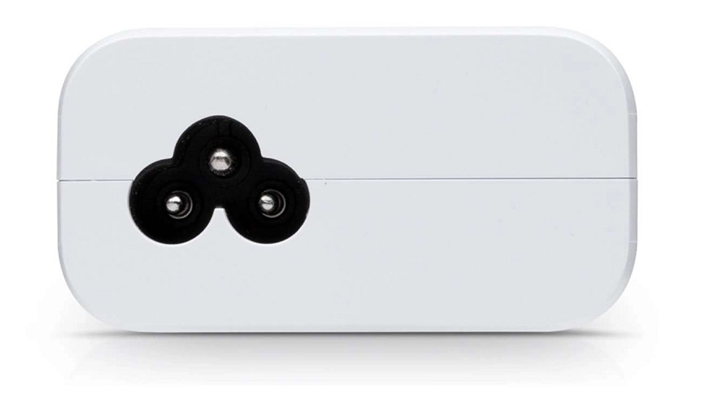 PoE adapt&eacute;r Ubiquiti POE-24-24W-G-WH na b&iacute;l&eacute;m pozad&iacute; zobrazuj&iacute;c&iacute; kompaktn&iacute; design a porty 02