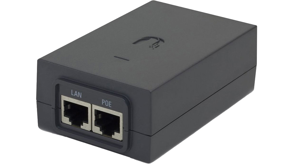PoE injektor Ubiquiti POE-48-24W-G UISP na bílém pozadí zobrazující kompaktní design a konektory