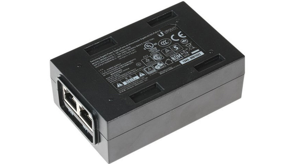 PoE injektor Ubiquiti POE-48-24W-G UISP na bílém pozadí zobrazující kompaktní design a konektory 02