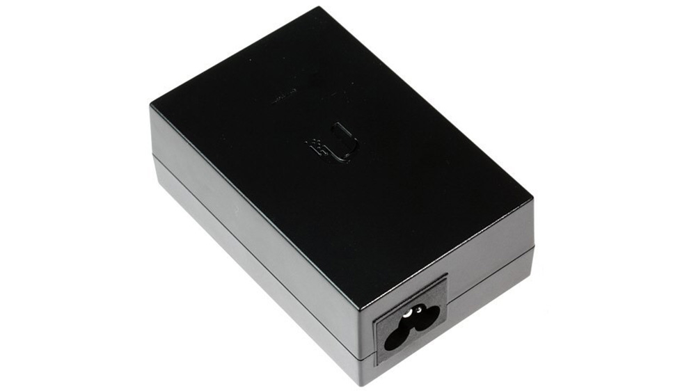 PoE injektor Ubiquiti POE-48-24W-G UISP na bílém pozadí zobrazující kompaktní design a konektory 03
