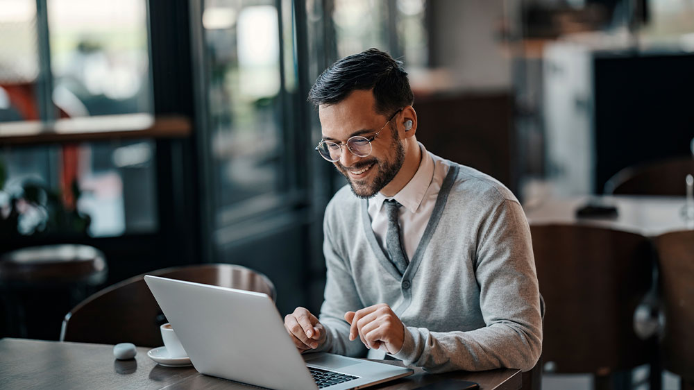 Muž pracující na notebooku v kavárně_02