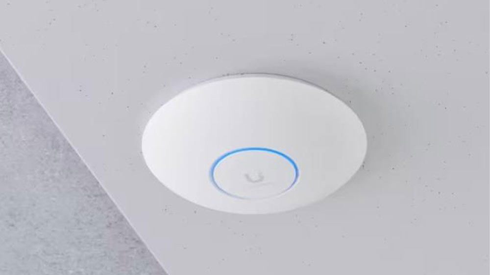 Přístupový bod Unifi Ubiquiti U7 Pro na stropě_03