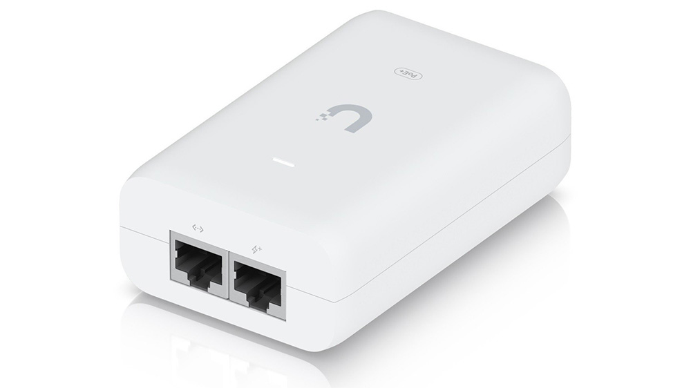 Injektor PoE+ 30W Ubiquiti U-POE-AT na b&iacute;l&eacute;m pozad&iacute; zobrazuj&iacute;c&iacute; kompaktn&iacute; design a konektory