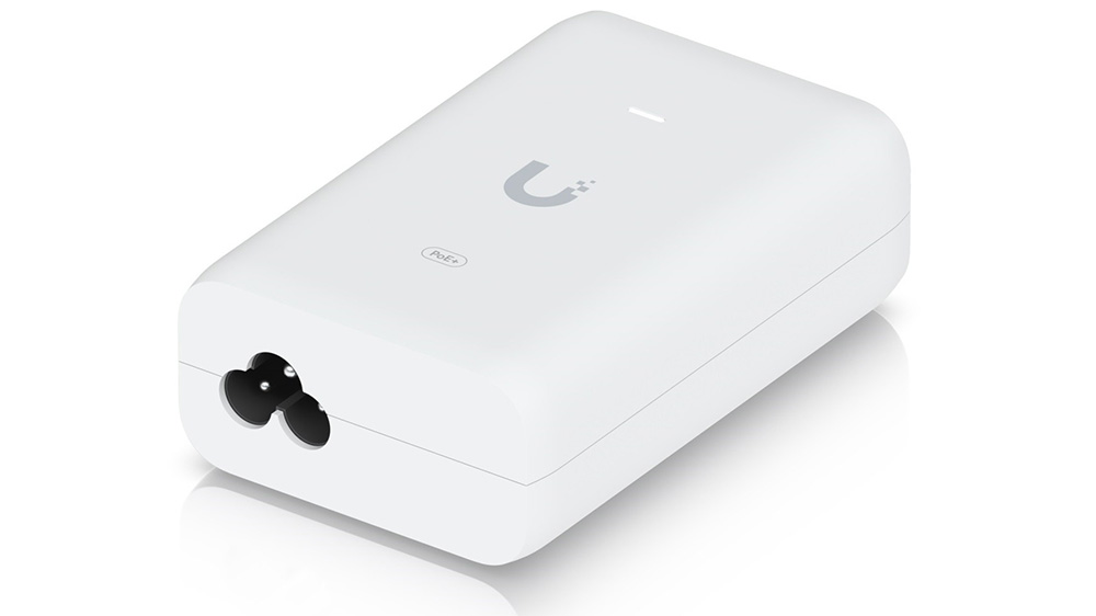 Injektor PoE+ 30W Ubiquiti U-POE-AT na b&iacute;l&eacute;m pozad&iacute; zobrazuj&iacute;c&iacute; kompaktn&iacute; design a konektory 03