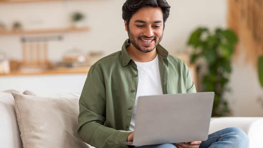 Muž pracující na notebooku _02