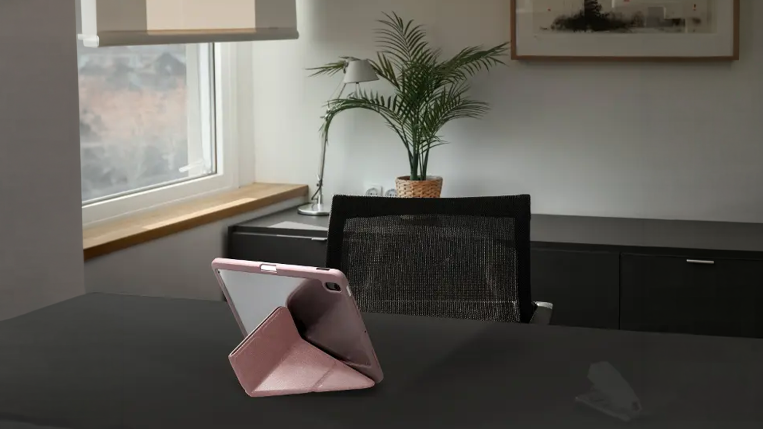 Pouzdro pro iPad Uniq v poloze pro sledování videí na pracovním stole