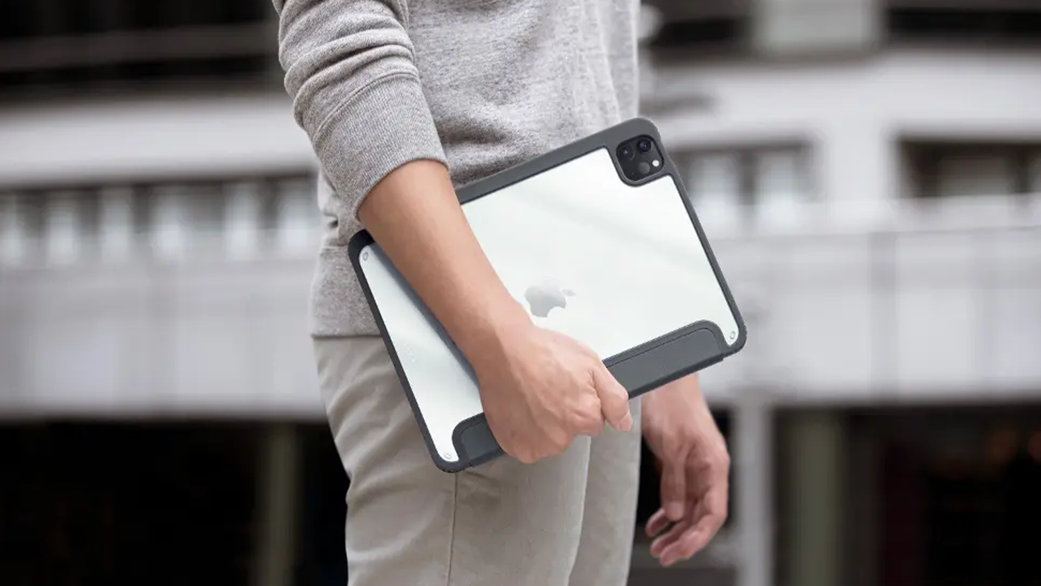 Muž s pouzdrem pro iPad Uniq v ruce