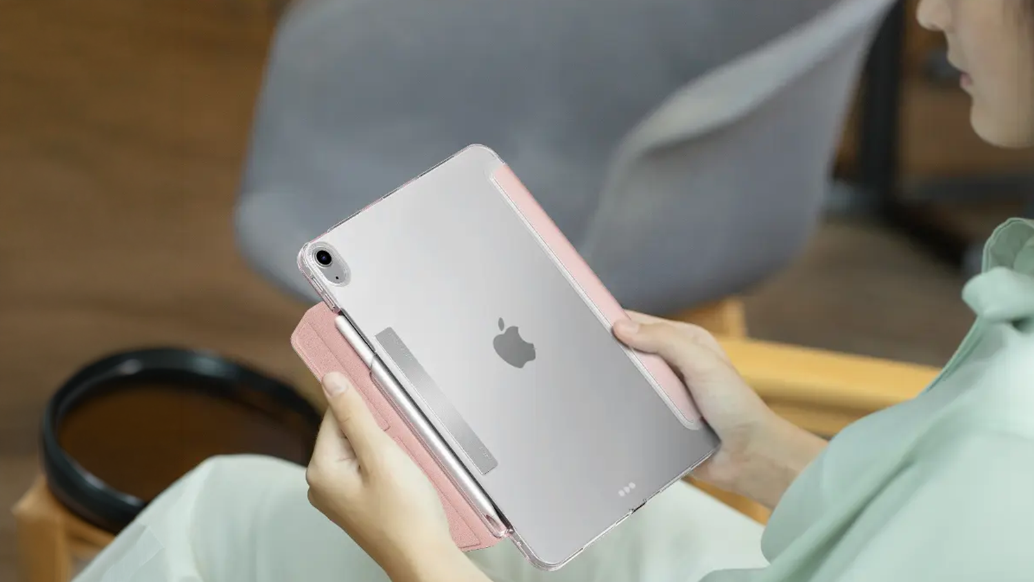 Žena ukládá stylus do pouzdra pro tablet Uniq