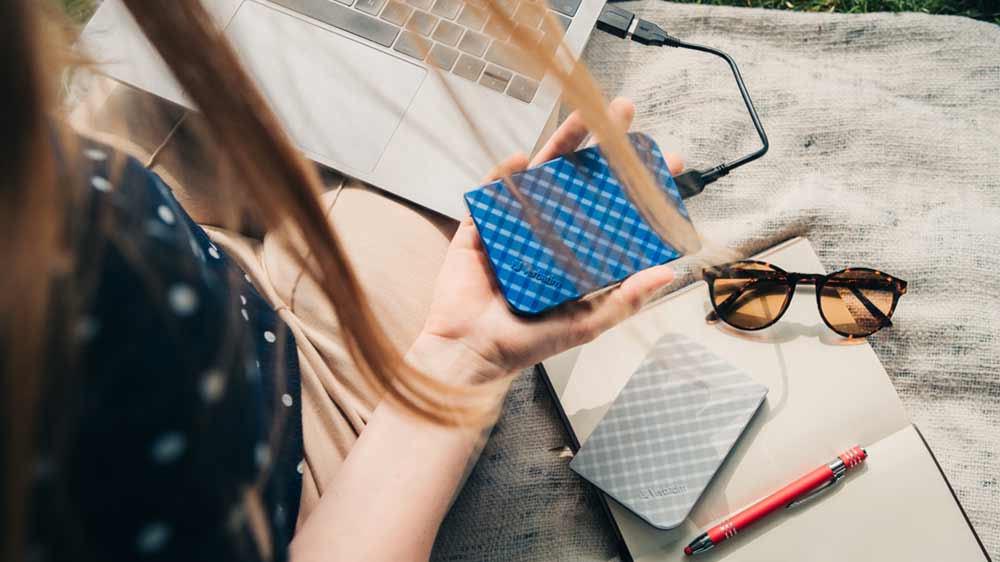 Žena drží přenosný pevný disk Verbatim Store 'n' Go USB 3.0, 1 TB_02