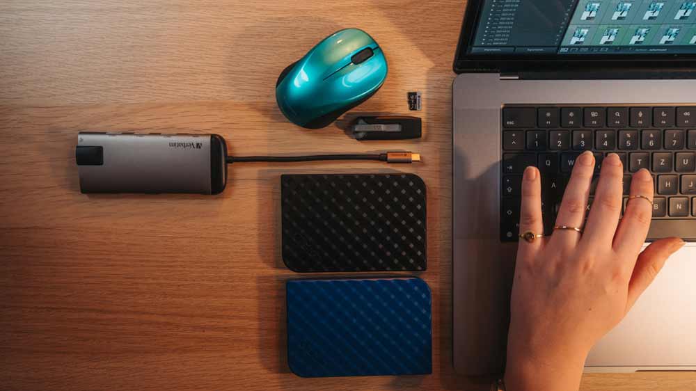 Přenosné pevné disky Verbatim Store 'n' Go USB 3.0 vedle notebooku_03