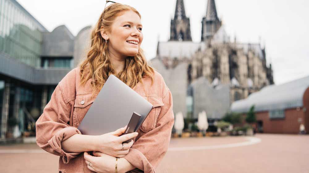 Žena držící externí SSD disk Verbatim VX500 s notebookem_03