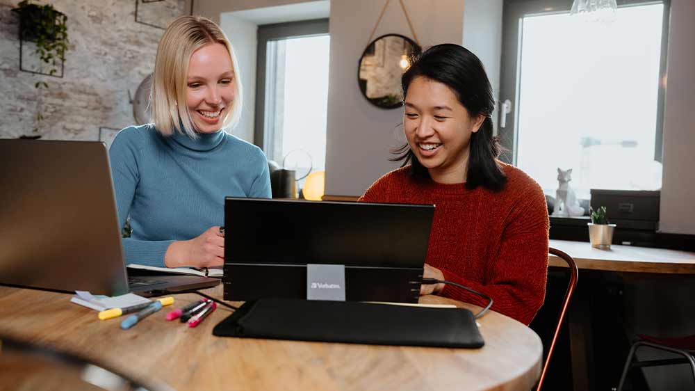 Dvě ženy u externího monitoru Verbatim PM-14_02