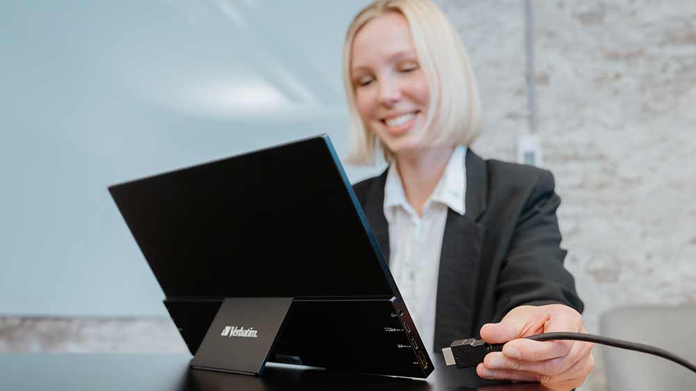 Žena zapojuje kabel do externího monitoru Verbatim PM-14_03