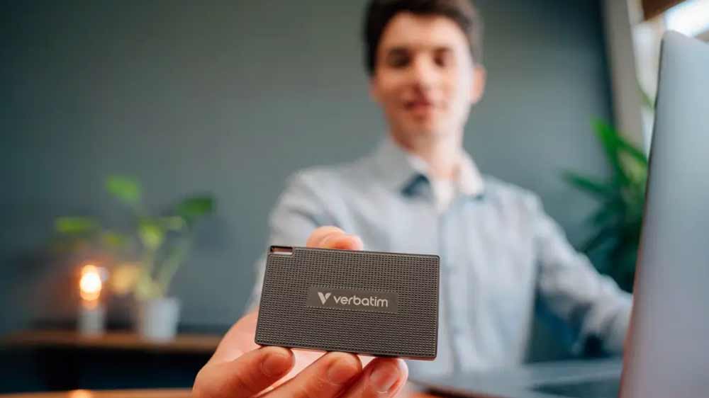 Ruka držící externí SSD disk Verbatim 1 TB 32031_02