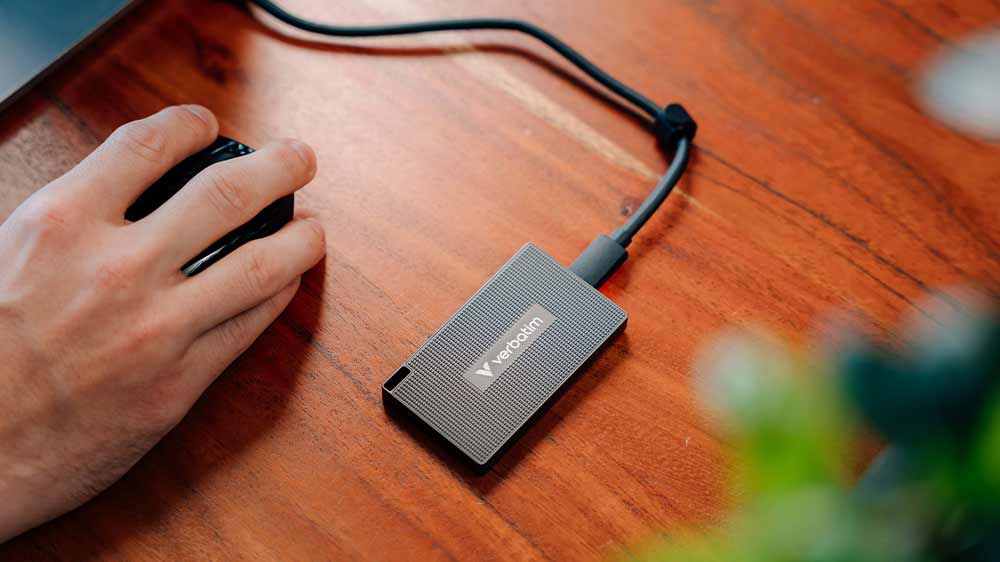 Externí SSD disk Verbatim 1 TB 32031 připojený k notebooku_03