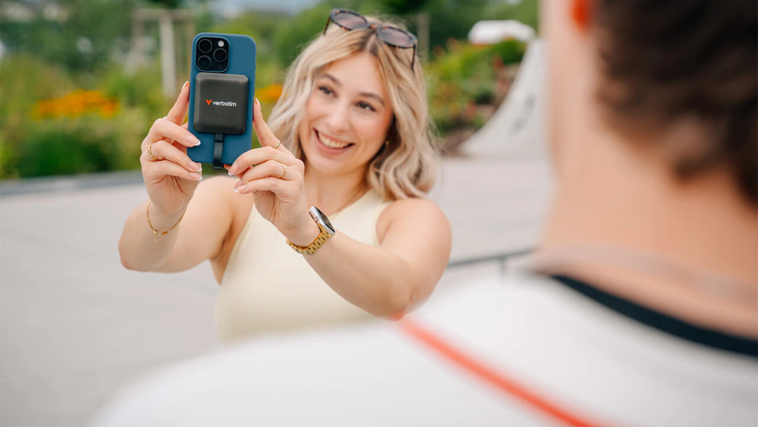 Žena fotí s Verbatim SnapBack SSD na telefenu