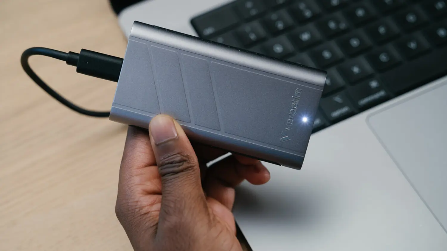 Externí SSD disk Verbatim TurboMetal USB4 32021 v rukou uživatele