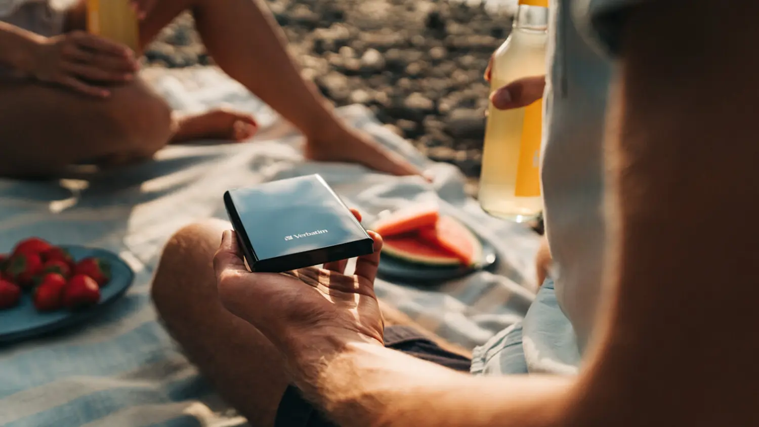 Externí SSD disk Verbatim 2TB GEN1 USB 3.2 gen 1 32183 v rukou muže na pláži