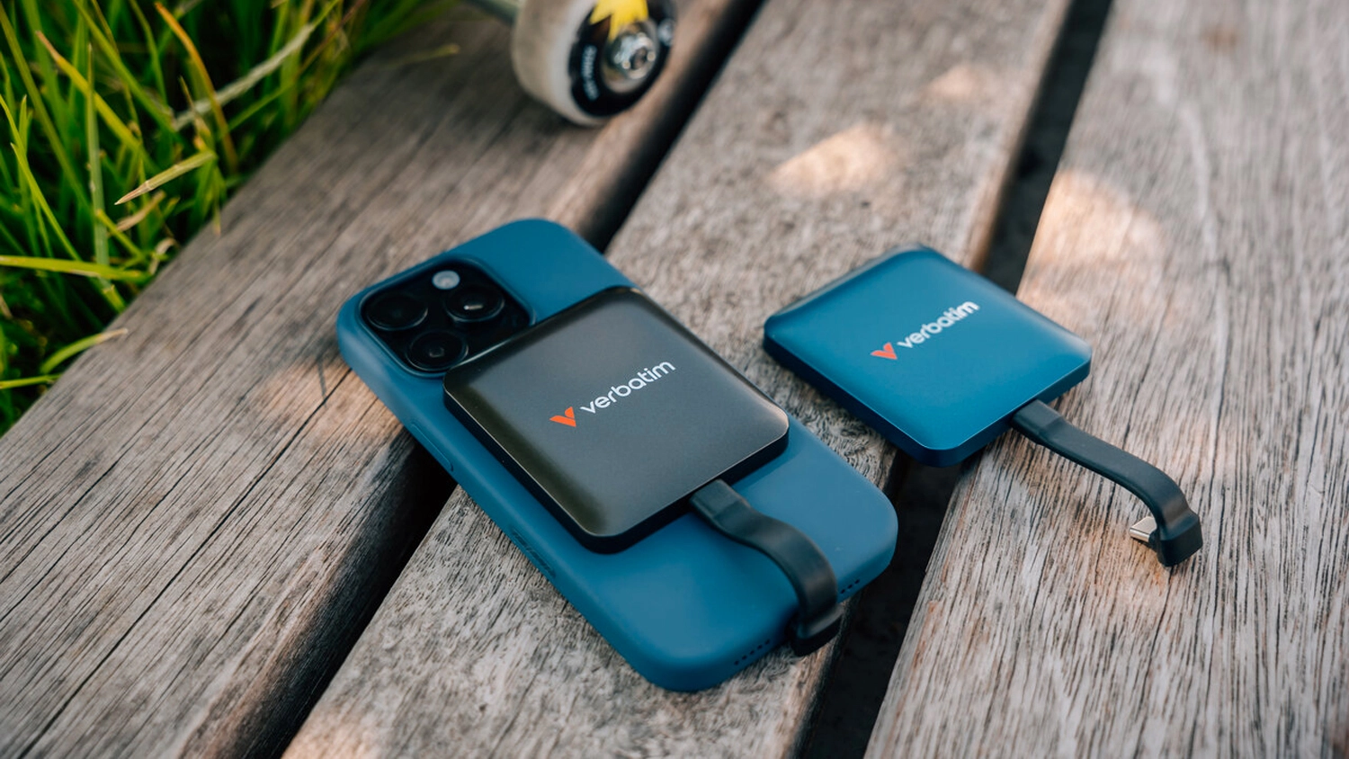 Extern&iacute; SSD Verbatim 32060 SnapBack 512GB čern&yacute; a modr&yacute; nab&iacute;j&iacute; mobiln&iacute; telefon na lavičce