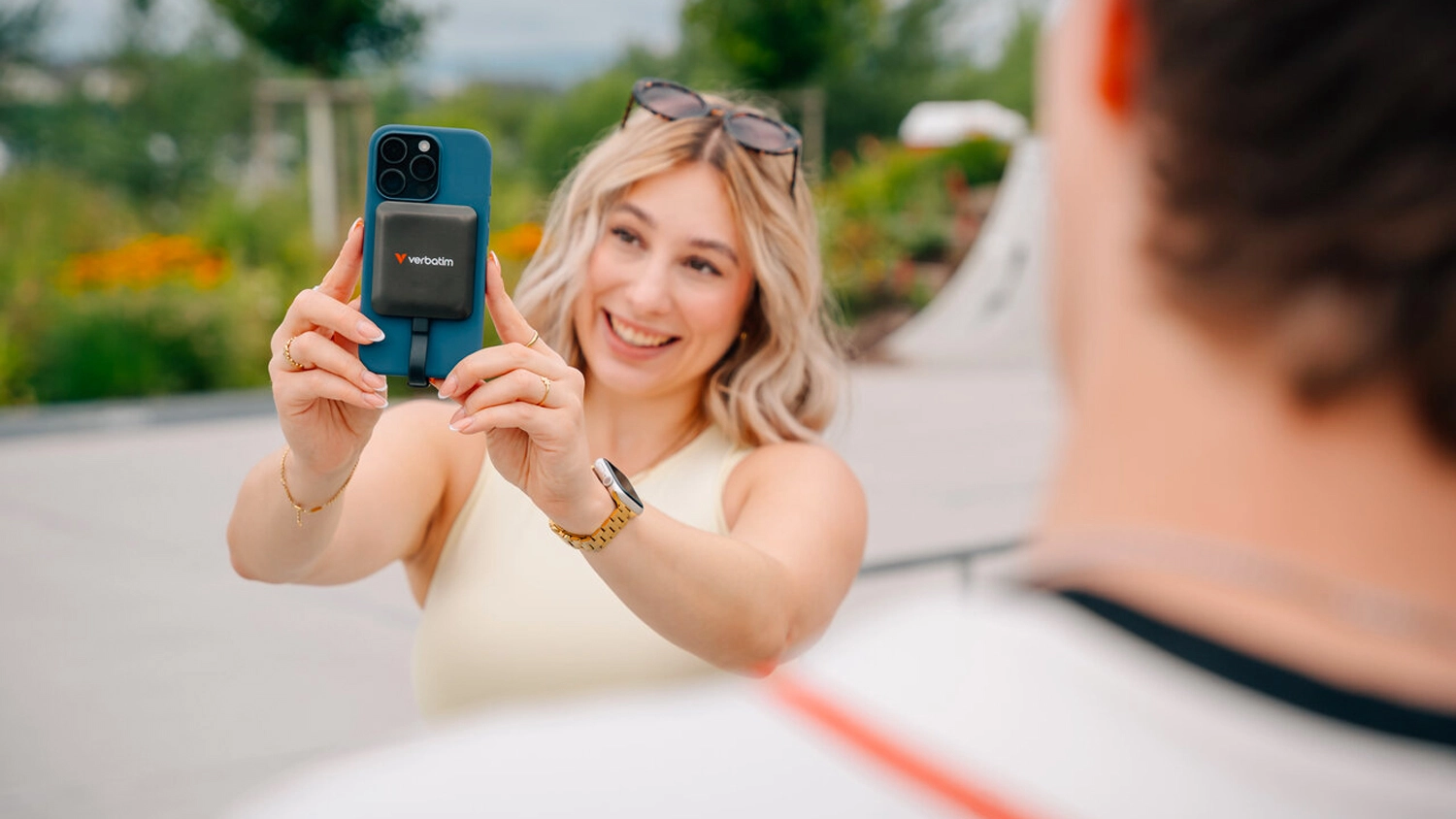 Žena fot&iacute; selfie a m&aacute; na mobilu připojen&yacute; extern&iacute; SSD Verbatim 32060 SnapBack 512GB