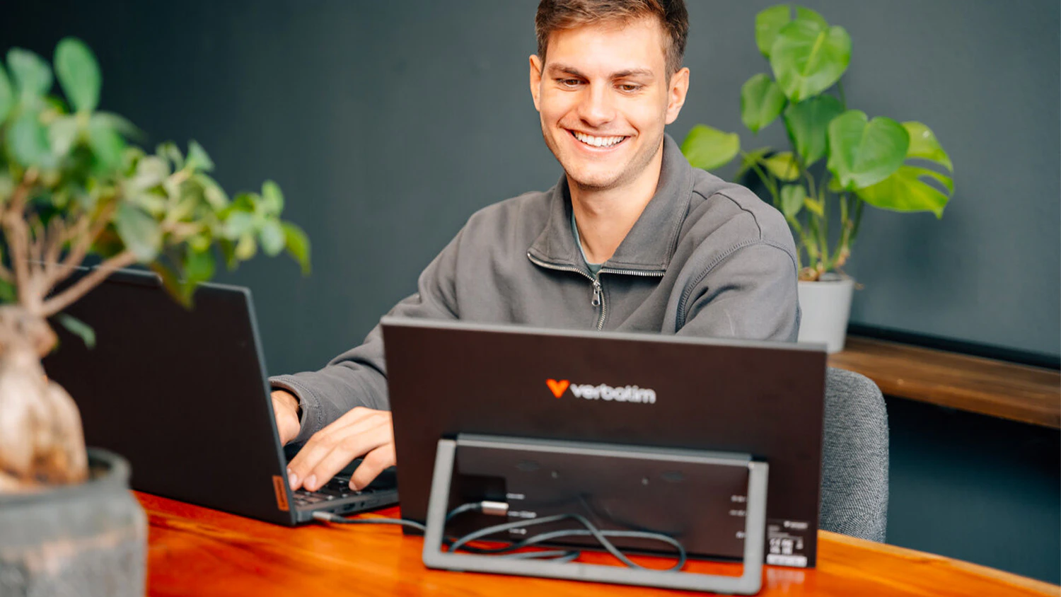 Použ&iacute;v&aacute;n&iacute; monitoru Verbatim PM-15 v kancel&aacute;ři