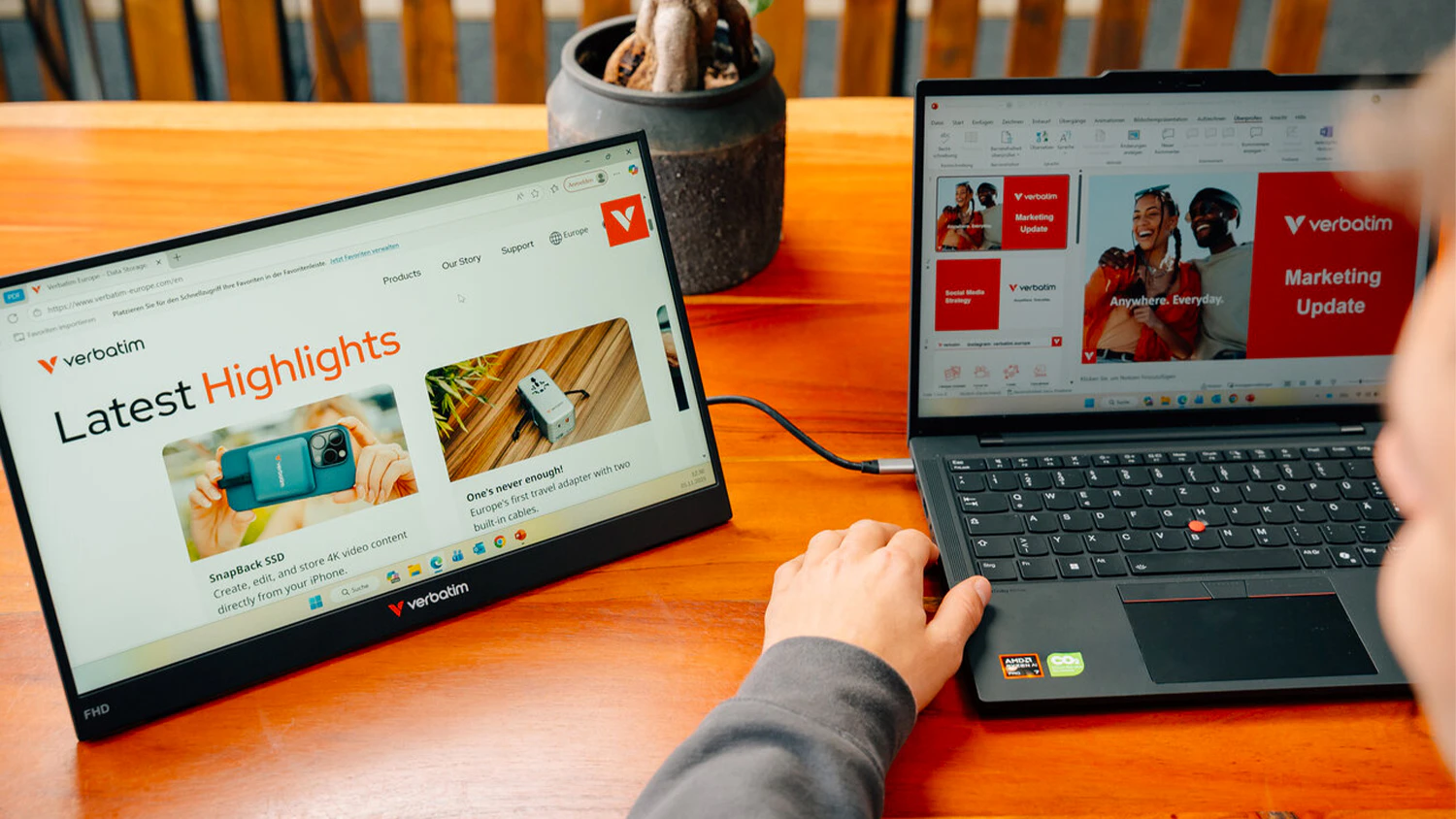 Monitor Verbatim 15,6 PMT-15 připojen&yacute; k notebooku