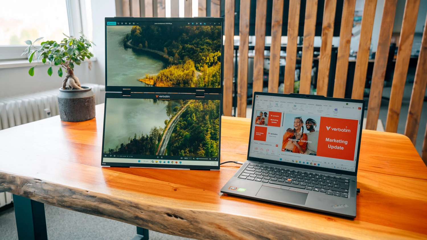 Duálny prenosný monitor Verbatim 15,6 Essentials zapojený do notebooku