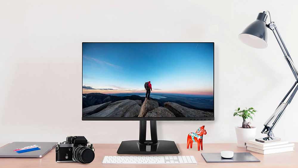 Monitor VIEWSONIC VP3256-4K na pracovn&iacute;m stole_02