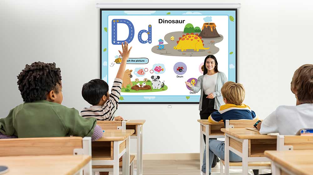 Učitelka s dětmi s projekcí učiva_02