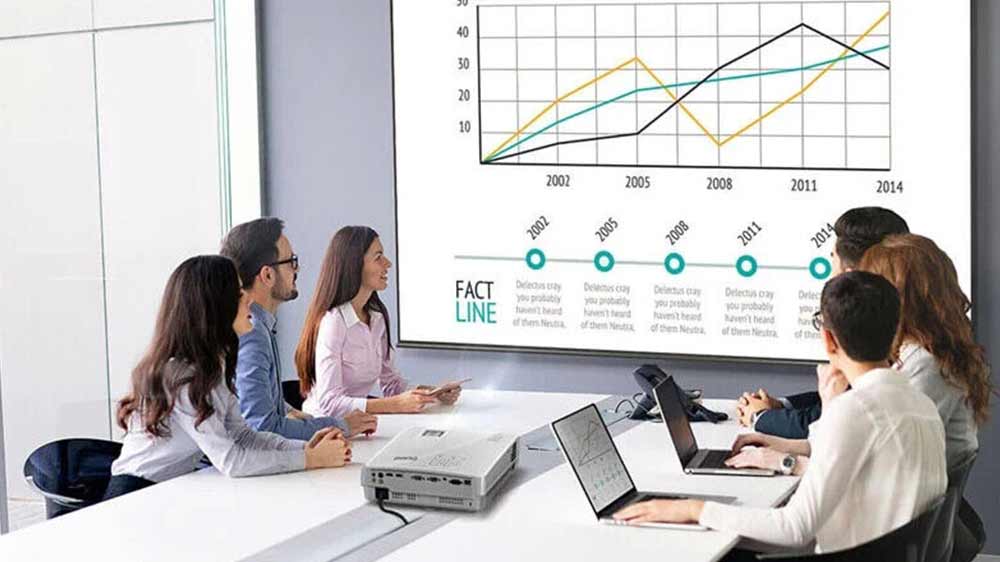 Pracovní porada s projektorem_03