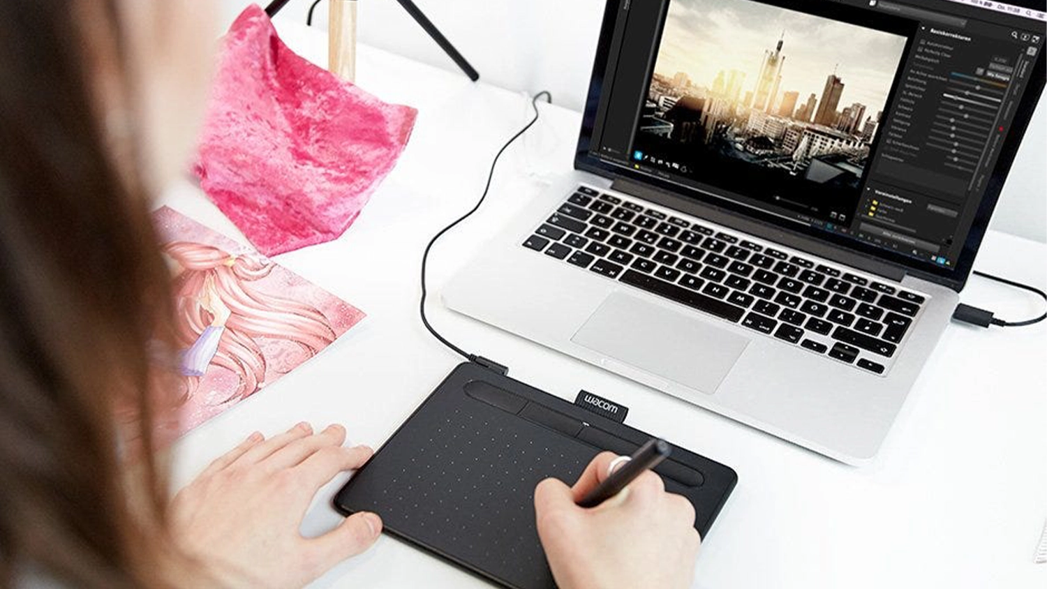 Žena kreslící na tabletu Wacom Intuos S