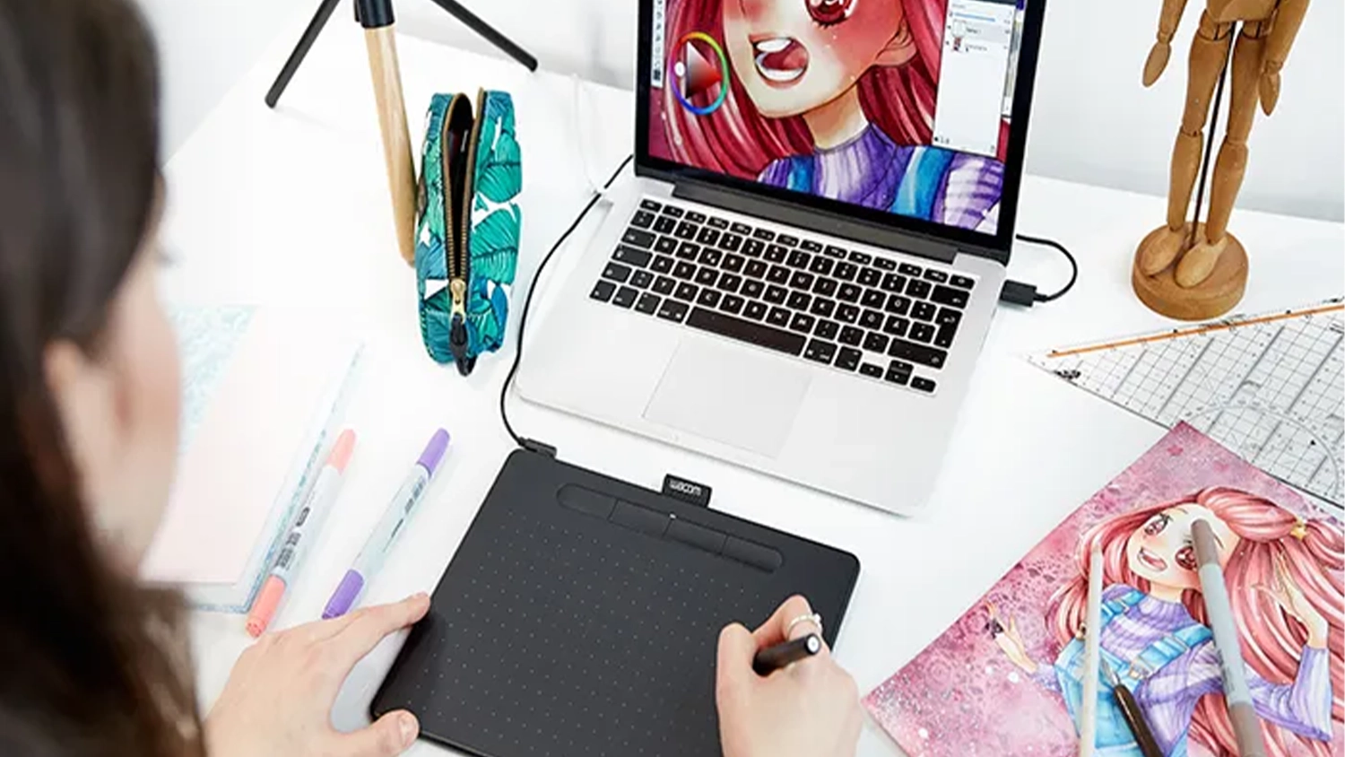 Žena kreslící na tabletu Wacom Intuos M