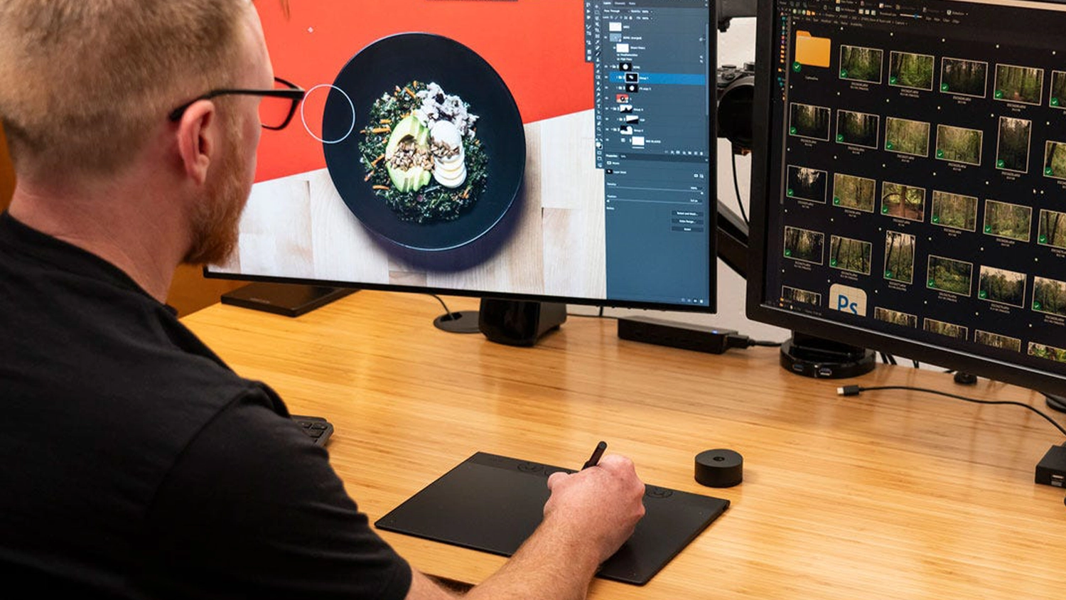 Muž pracuj&iacute;c&iacute; na tabletu Wacom Intuos Pro M