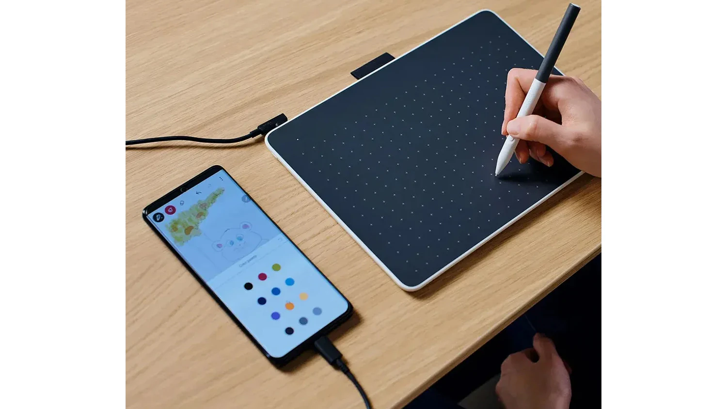 Stůl s telefonem a tabletem Wacom One