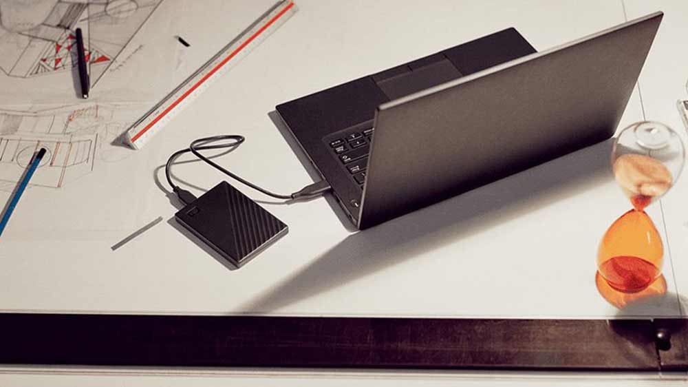 Notebook s připojeným externím HDD diskem WD My Passport, 4 TB_04