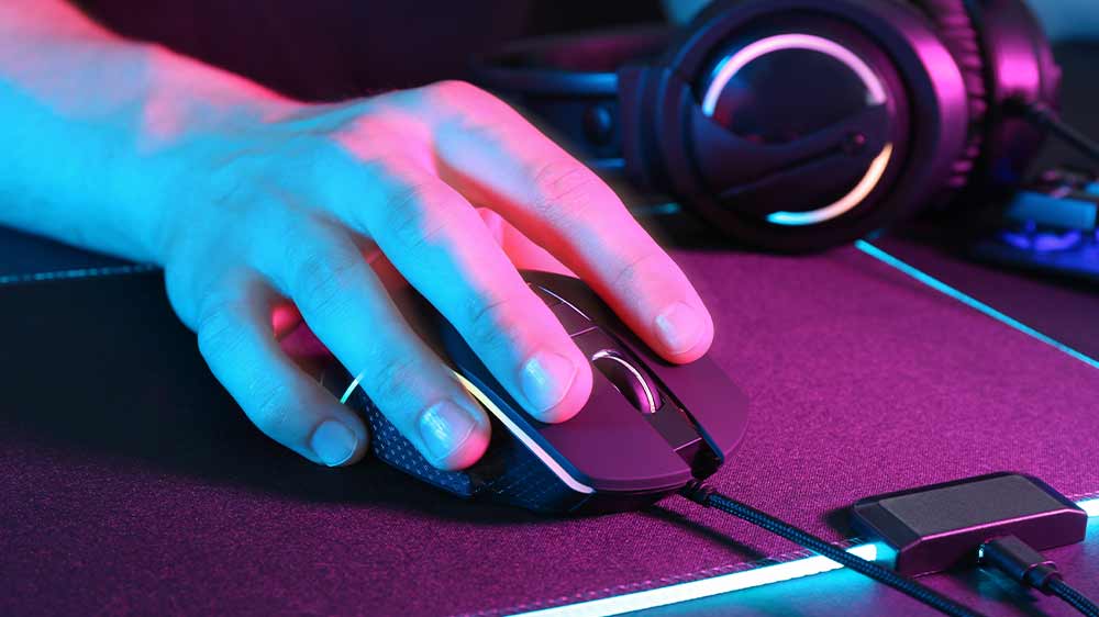 Člověk jezdící myší po podložce_02